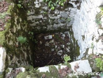 На правобережье реки Хоста располагается