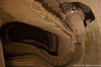 Вглубь земли ведут извилистые лестницы, 