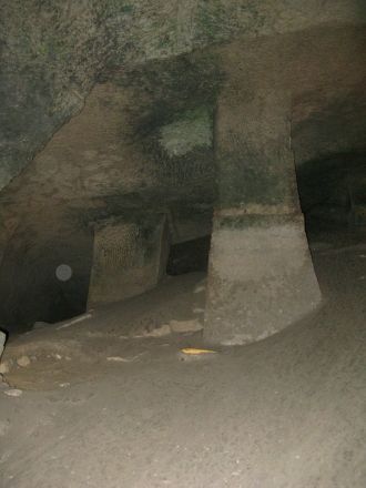 Такие подземные залы обычно имеют колоко