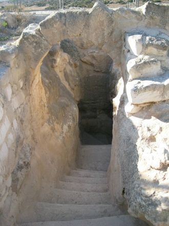 Один из входов в подземные галереи и цис