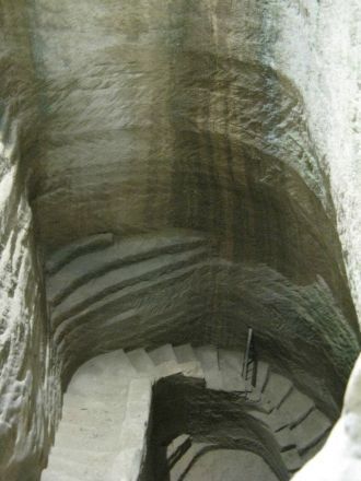 Входы представляют собой каменные лестни