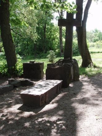 Межотне. Единственный крест у церкви.