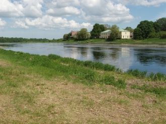 Вид на Межотненский дворец с левого бере