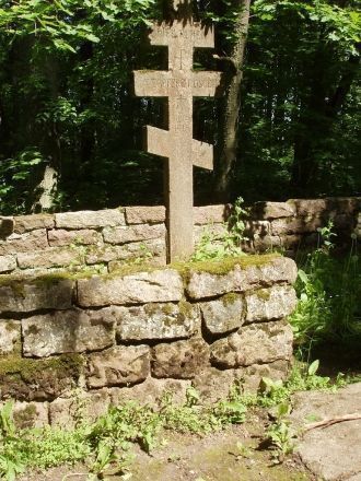 Крест в парке. Межотненский дворец