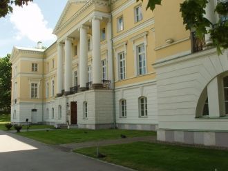 Спереди фасад дворца, который смотрит на