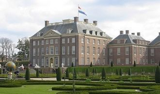 Внешний вид и убранство дворца нарочито 