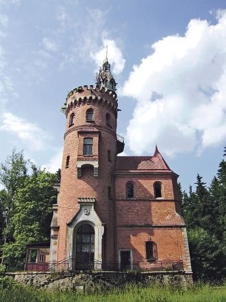 От Гржбитовной улицы к башне ведет живоп