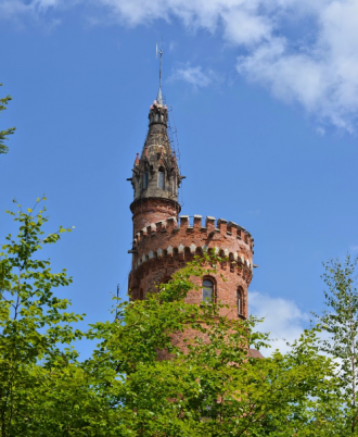 На протяжении многих веков, башня успела