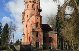 Со всех сторон башня окружена лесом, воз