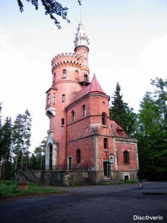 Смотровая башня находится на возвышеннос