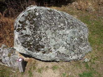 Один из камней служит маркером для так н