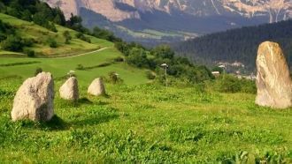 В основной линии есть три валуна, образу