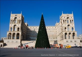 Установка новогодней елки на площади Сво
