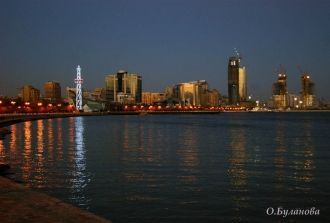 Парашютная вышка в Баку ночью