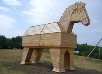 Деревянная фигура коня, встречающая посе