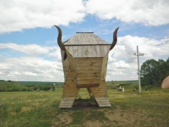 Деревянная фигура быка, встречающая посе