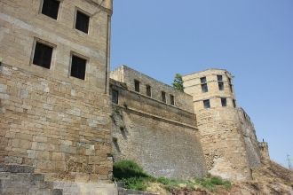 Цитадель имеет неправильную форму и зани