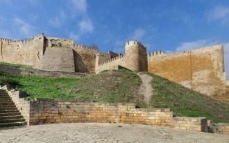 В крепости находятся мавзолеи правителей