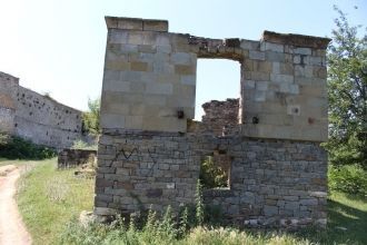 Стены увенчаны башнями с четырехугольным