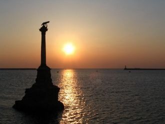 Памятник затопленным кораблям установлен