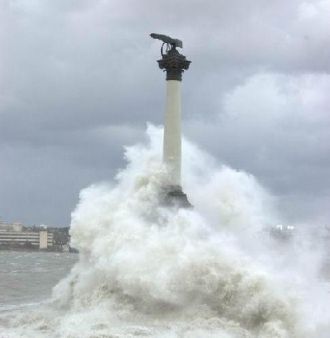 Если смотреть на памятник со стороны наб