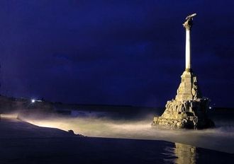 Памятнки затопленным кораблям ночью