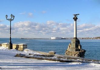 Памятник затопленным кораблям зимой