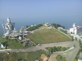 Сама скульптура Шивы находится на самом 