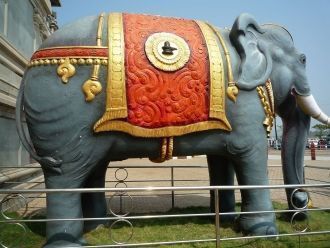 На входе в храм вас встретят два священн