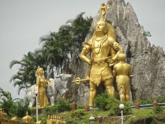 И поражает разнообразием скульптур