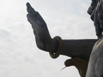 Это место сразу же стало центром паломни