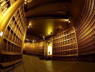 Входя в который человек окунается в мир 