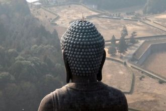 Внутри 10-метрового постамента и располо