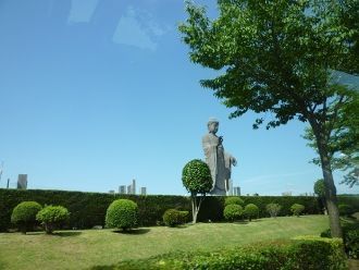 Сама статуя Будды внутри также имеет раз