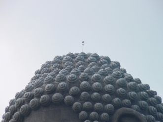 Голова статуи украшена удивительным голо