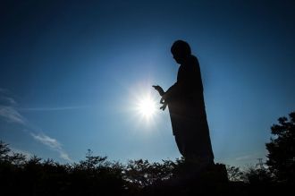 Сама статуя возвышается вверх на 100 мет