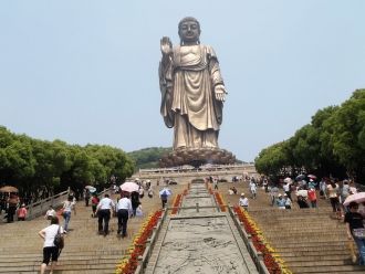 К Будде,  ведут 216 ступенек.