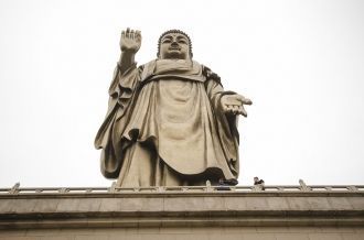 Одной стороной она обращена к озеру Тайх