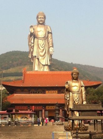 Рядом со статуей находятся храм Сянфу