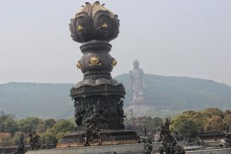 Эта более чем 700-тонная бронзовая стату