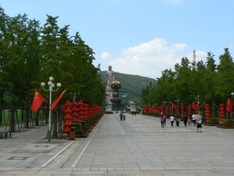 У подножия этой фигуры всегда можно увид