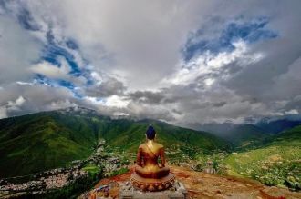 Расположена статуя Будды Дорденма на вер
