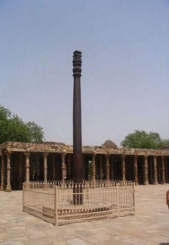 Металлическая колонна во дворе мечети Ку