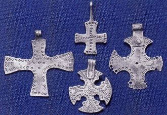 Серебрянные кресты из женской могилы в Б