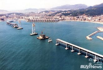 Строительство началось в 1994 году и был