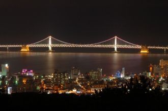 Мост Кванан ночью.