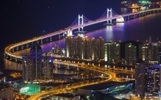 Мост Кванан в вечерней подсветке.