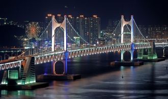 Мост Кванан ночью.