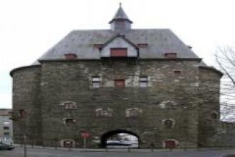 Винтовые лестницы в башнях ведут в оруже