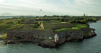 На фоне живописных руин Бохусской крепос